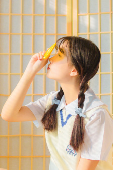 男生往女生下面倒牛奶